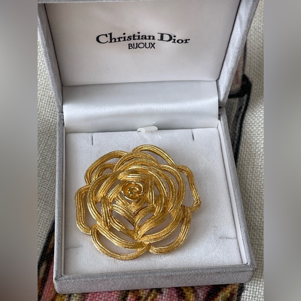 VTG Very RaRe CHRISTIAN DIOR gold-tone flower brooch pendant in box⭐️ COA⭐️🌹